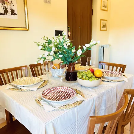 A Per Famiglia Di 4 Persone Con Vista Sulle Montagne